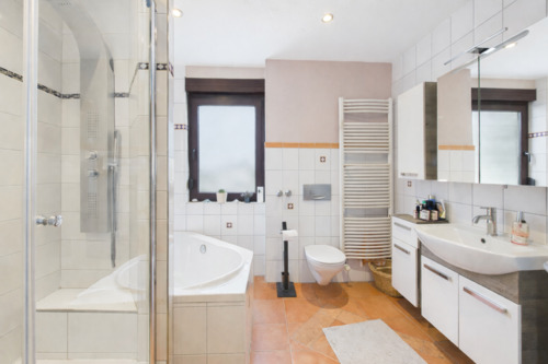 Bad im Dachgeschoss mit Wanne und Dusche - 