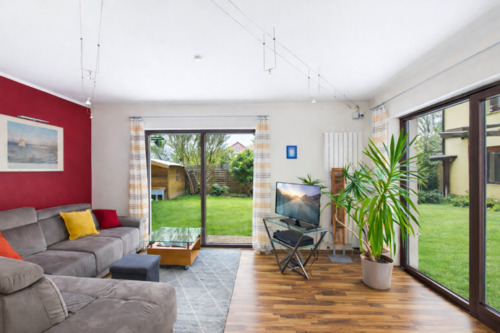 Helles Wohnzimmer mit Übergang in den Garten - Mehrfamilienhaus, Wohnhaus mit 280,00 m&sup2; in Hagen zum Kaufen