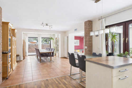 Heller und moderner Ess- und Wohnbereich - 