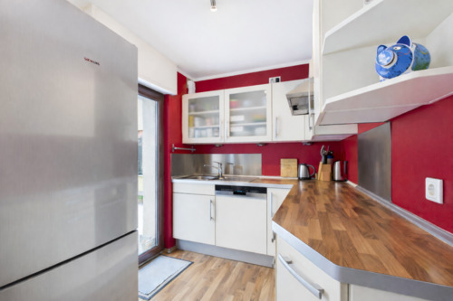 offene und helle Küche mit Übergang zum Garten - 