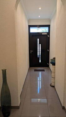 Blick auf Hauseingangstür - 