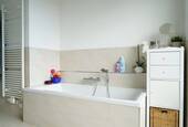 Bad mit Dusche u. Wanne - 