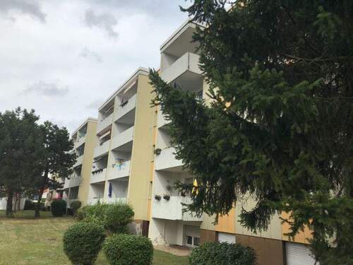 Rückansicht des 4-stöckigen Wohngebäudes mit Loggien und die davor liegende Grünfläche - 4 Zimmer Etagenwohnung zur Miete in Hanau