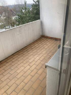 Logia mit braun-beigen Bodenfliesen.JPG - Etagenwohnung mit 104,00 m&sup2; in Hanau zur Miete