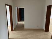 Blick in den Flur, Laminatboden, rechts und links befindliche Zimmer, geradeaus das Badezimmer.JPG - 