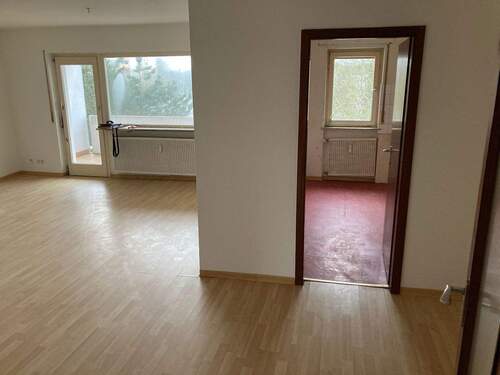 mit Laminat verlegtes Wohnimmer link, geradeaus mit Blick in die Küche, rote Bodenplatten.JPG - 