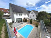 Hausansicht - Neuwertige Doppelhaushälfte mit Traumgarten und beheiztem Pool.