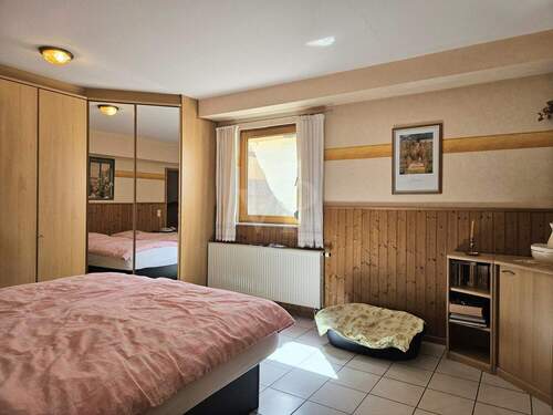 Geräumiges Schlafzimmer UG - 