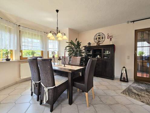 Gemütlicher Essbereich - 7 Zimmer Einfamilienhaus zum Kaufen in Weilrod / Niederlauken