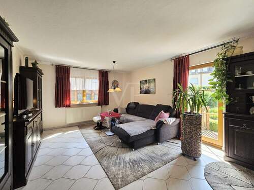 Heller Wohnbereich mit Zugang zum Garten - 