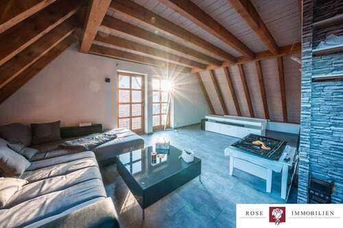 Wohn- und Essbereich Bild 1 - Helle Dachgeschosswohnung mit ausgebauter Bühne, Stellplatz und wunderschönem Ausblick auf die Felder von Leutenbach