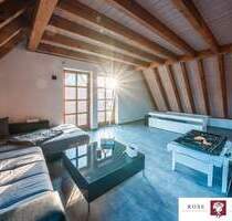 Helle Dachgeschosswohnung mit ausgebauter Bühne, Stellplatz und wunderschönem Ausblick auf die Felder von Leutenbach - Leutenbach-Heidenhof Weiler zum Stein