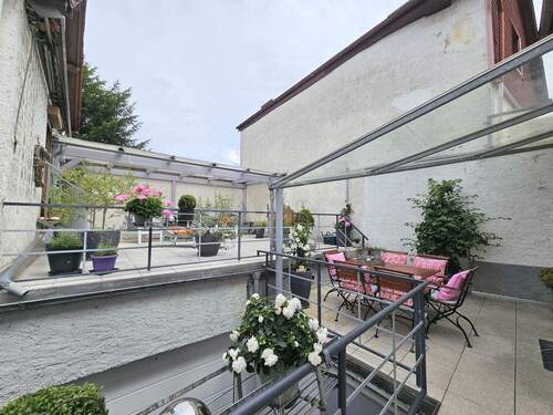 Überdachter Platz auf zwei Ebenen - 