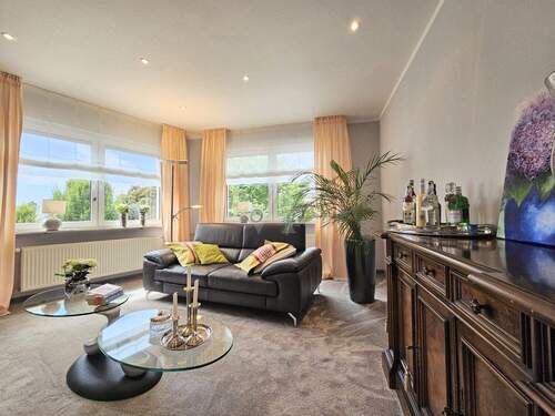 Helligkeit durch große Fensterfronten - 4 Zimmer Mehrfamilienhaus, Wohnhaus in Usingen