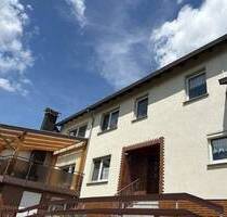 KEINE RENOVIERUNG NOTWENDIG, Gepflegtes Einfamilienhaus, umfangreich modernisiert, 2 Garagen und angelegter Garten - Ringgau Datterode