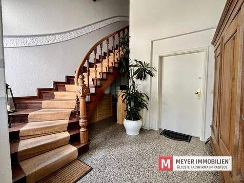 Eingangsbereich Treppenhaus - 4 Zimmer Etagenwohnung zum Kaufen in Rastede