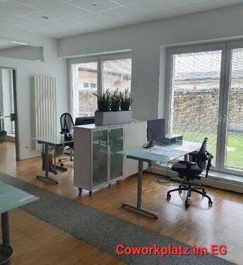 Offene Cowork-Plätze 2, seitlich - Zwei Einzel-Cowork-Schreibtische im Düsseldorfer Altbau - flexibel, sofort