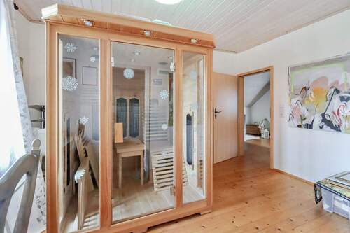 Schlafzimmer mit Saunabereich (OG) - 