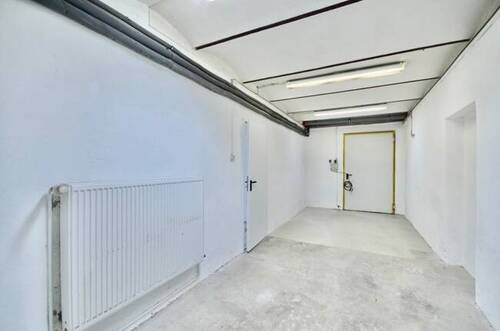 Flur / Lager und Zugang zur Hebebühne - 