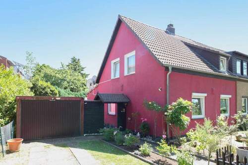 Hausansicht mit Garage - Provisionsfrei: Gepflegte Doppelhaushälfte mit Garten, ideal für junge Familien und Paare