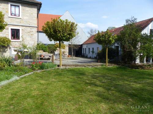 Blick in den Innenhof - Mehrfamilienhaus, Wohnhaus mit 330,00 m² in Michelau im Steigerwald zum Kaufen