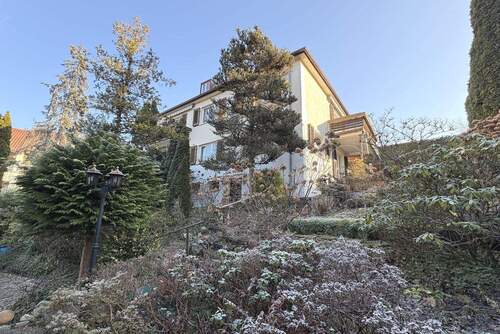 Hausansicht - 2-Familienhaus mit Terrasse, Garten und Stellplätzen
