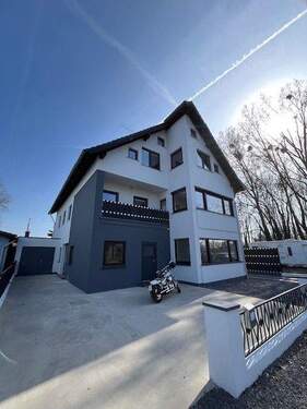 Vorderansicht - 4 Familienhaus, saniert zuzüglich Bungalow im Garten.