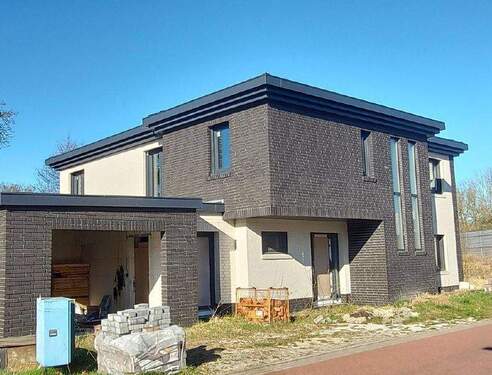 Vorderansicht von links - Rohbau-EFH (BJ 2019) mit 326 m² Wohnfläche auf 883 m² Grundstück