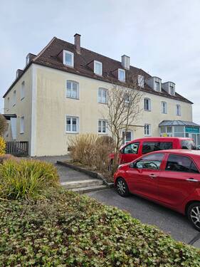 Hausansicht Straße - 2 Zimmer Etagenwohnung in Altötting