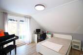 Zimmer im Dachgeschoss - 
