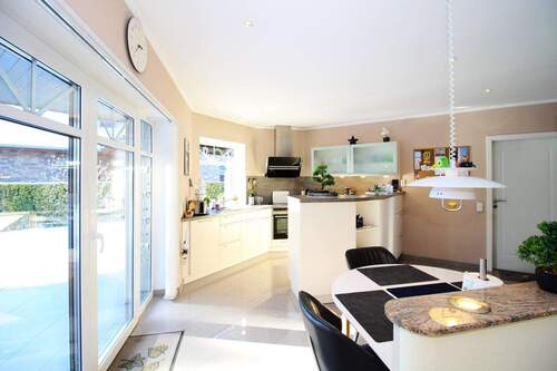 Küche mit Einbauküche - 