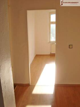 Flur - Blick in Zimmer - 4 Zimmer Etagenwohnung zur Miete in Hof