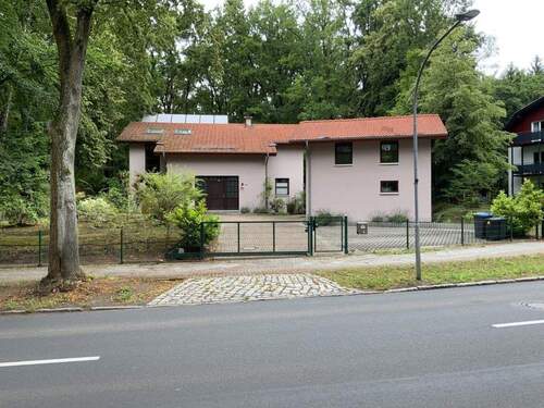 Anwesen Straßenseite - 