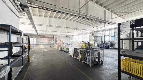 Lagerfläche in der Produktionshalle - 