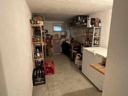 Zugehöriger Keller - 