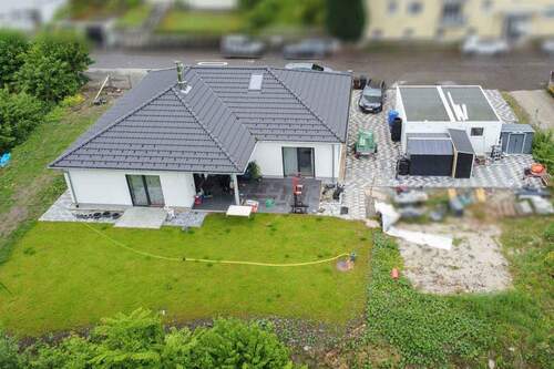 Außenansicht mit Garten - 