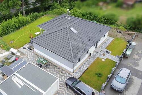 Außenbereiche - Zentral Wohnen auf einer Fläche: Gepflegter Bungalow mit Garten, Terrasse und Doppelgarage