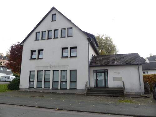 Straßenansicht Wohn- und Geschäftshaus mit Anbau - 1 Zimmer Mehrfamilienhaus, Wohnhaus in Kirchhundem