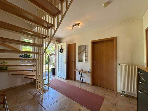 Flur mit Eingangstür - 