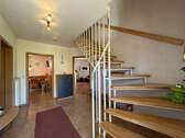 Flur mit Treppenaufgang - 