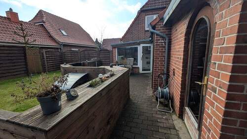 Blick zum Haus - 5 Zimmer Mehrfamilienhaus, Wohnhaus in Brunsbüttel