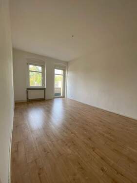 Wohnzimmer mit Balkon - 