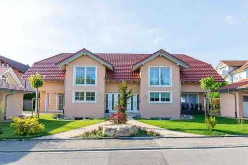 Frontalansicht - Luxuriöse, neuwertige Doppelhaushälfte im modernen Landhausstil