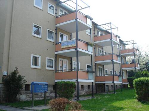 Sternbergstraße 19, 34121 Kassel - Dreistöckiges Mehrfamilienhaus mit hellbrauner Fassade und Vorstellbalkonen mit rot abgesetzten Verkleidungen - Ideal für Singles! Hübsches Appartement mit großem Balkon in Wehlheiden