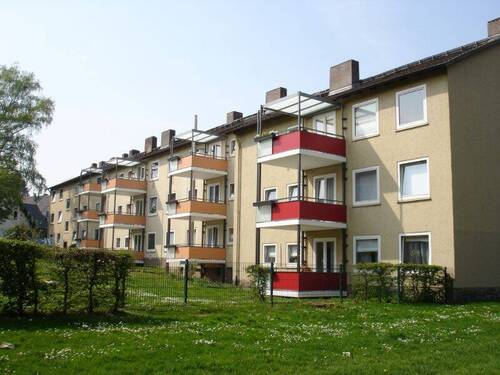 Sternbergstraße 17+19, 34121 Kassel - Dreistöckige Mehrfamilienhäuser mit hellbrauner Fassade und Vorstellbalkonen mit rot bzw. orange abgesetzten Verkleidungen - 2 Zimmer Etagenwohnung zur Miete in Kassel