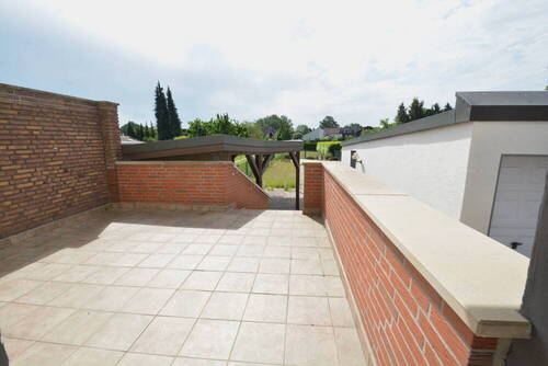 Terrasse mit Blick in den Garten - 