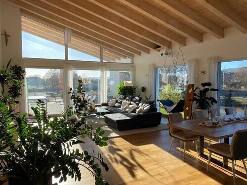 Blick Wohnzimmer - Einfamilienhaus mit 295,00 m² in Rattelsdorf zum Kaufen