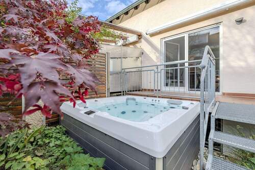 Ein weiteres Highlight - der Außenwhirlpool - 6 Zimmer Einfamilienhaus in Benningen