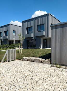 Hausansicht Garten fertig - 