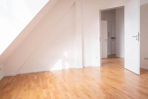 Schlafzimmer mit Tür zum Flur - 